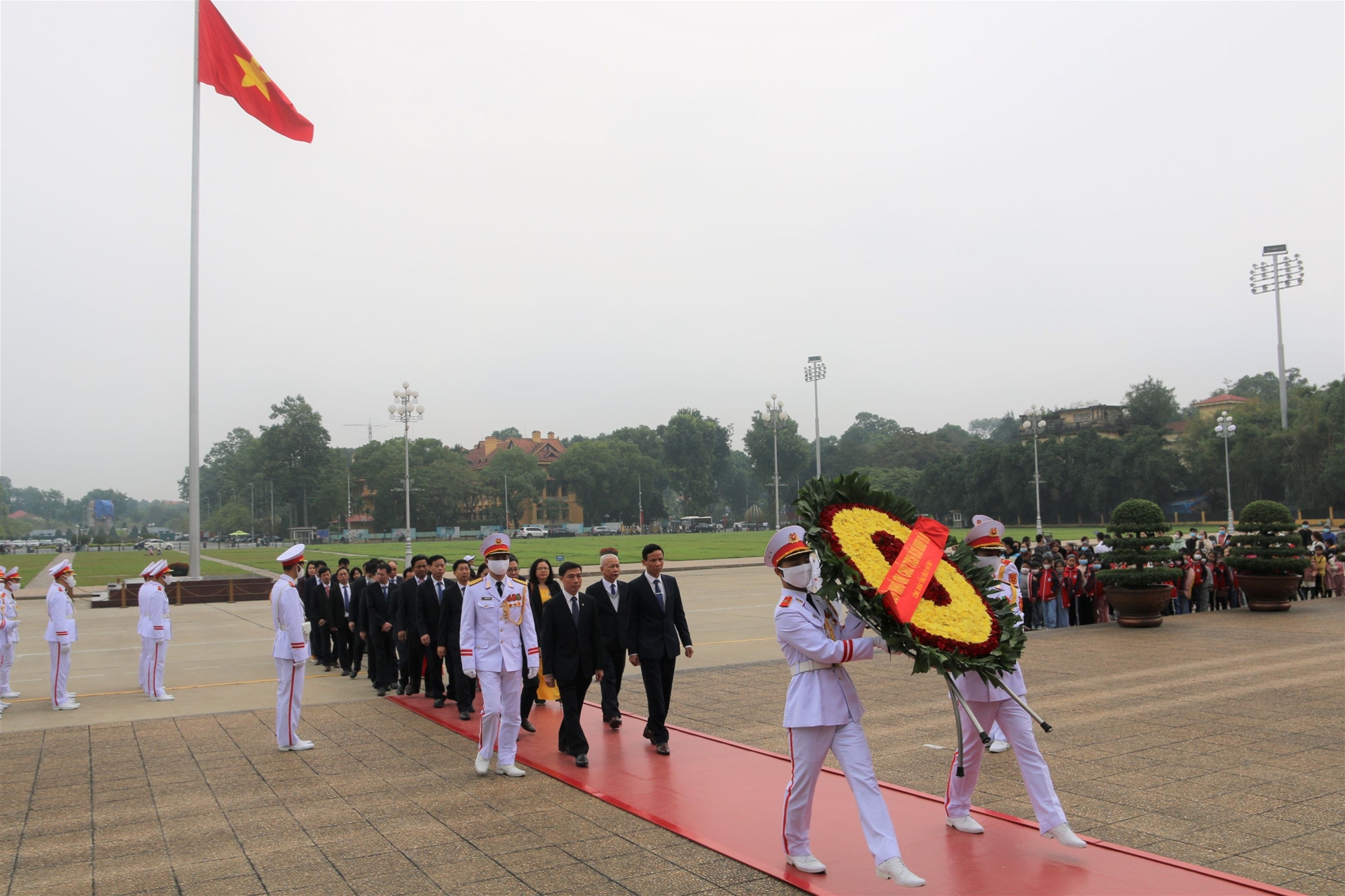 Đoàn đại biểu dự Đại hội Công đoàn EVNGENCO1 báo công dâng Bác